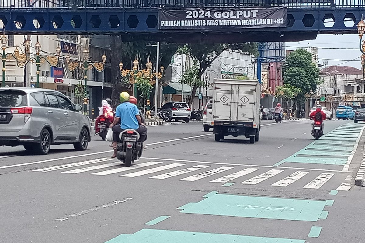 Spanduk ajakan golput Pemilu 2024 masih terbentang di kawasan Kayutangan Heritage, Jalan Jenderal Basuki Rahmat, Kota Malang.