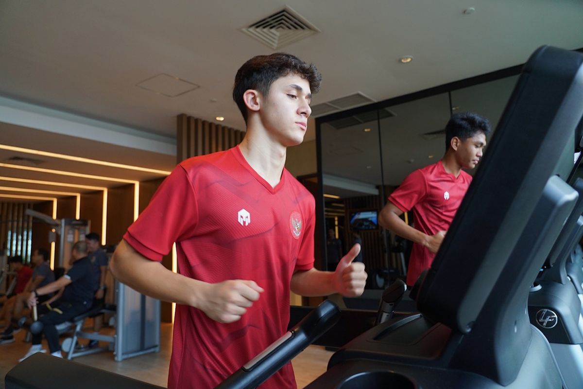 Sambil menunggu kepastian lolos ke babak 16 besar Piala Dunia U17 2023 Indonesia, pemain Timnas Indonesia Amar Brkic dkk tetap berlatih di Hotel Surabaya, Jawa Timur, Jumat (17/11/2023) sore.