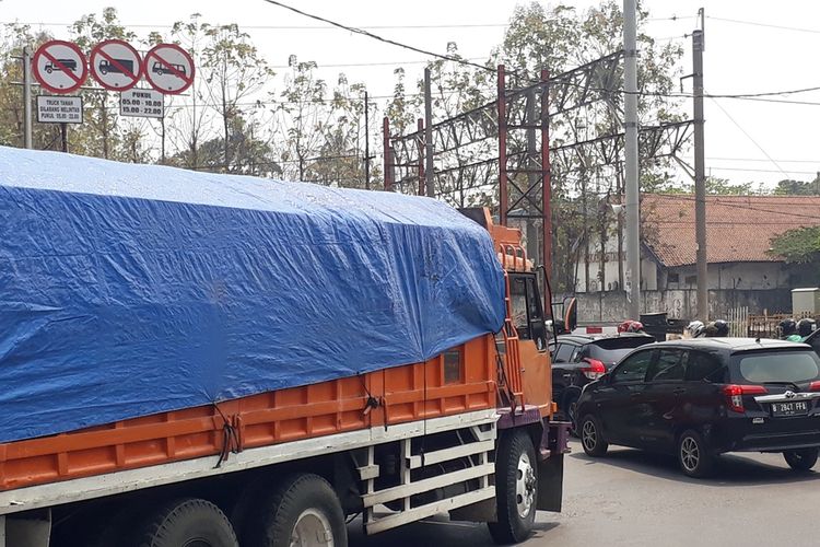 Rambu larangan truk dan bus melintas di Jalan Perjuangan dan Jalan Pejuang, Bekasi Utara, Kota Bekasi, sudah terpasang, Rabu (2/10/2019).