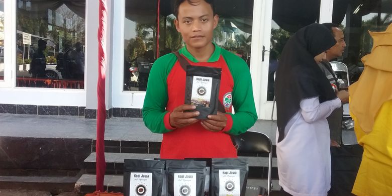 Nur Abidin, produsen kopi tumbuk Liberika di Plantungan, Kendal, Jawa Tengah.