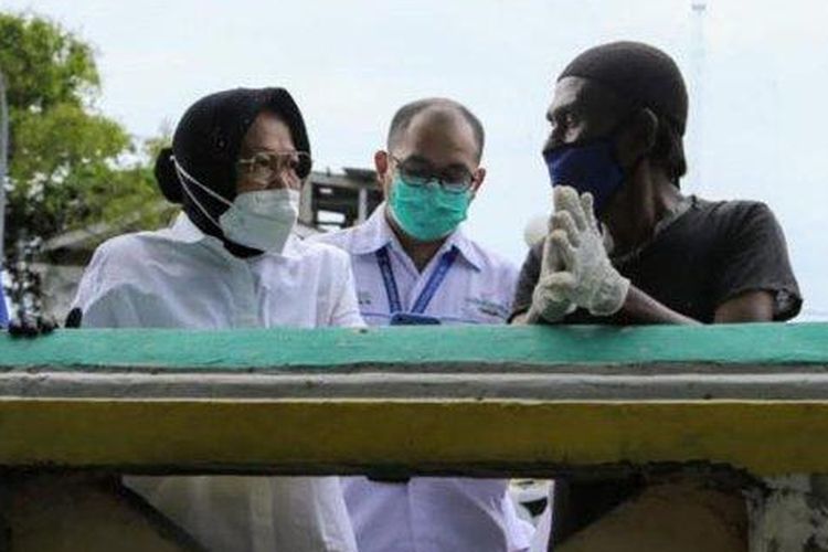 Hari pertama berdinas sebagai Menteri Sosial Tri Rismaharini alias Risma menemui seorang pemulung di kawasan aliran Sungai Ciliwung, belakang kantor Kementerian Sosial. 