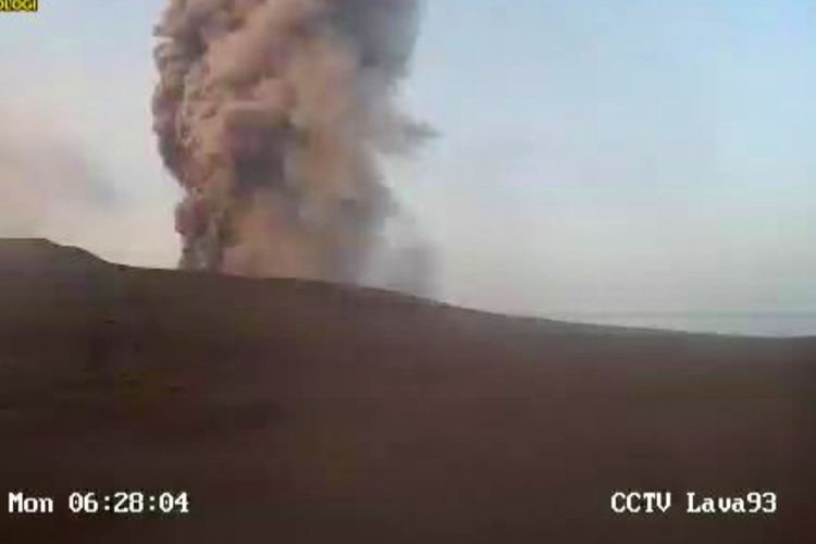 Gunung Anak Krakatau Erupsi Beruntun 6 Kali Dini Hari, Semburkan Abu Kelabu Hitam