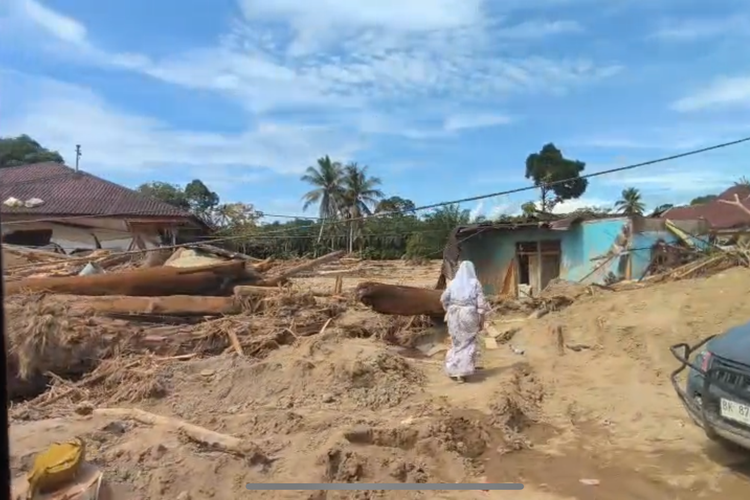 Suasana permukiman di Agam Sumatera Barat usai diterjang banjir, 4 Desember 2025. 