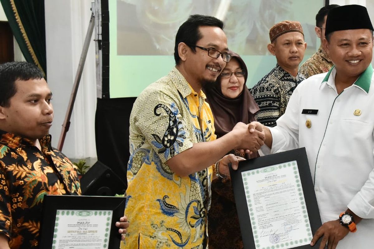 Wakil Gubernur Jawa Barat Uu Ruzhanul Ulum menyerahkan 300 sertifikat halal kepada pelaku Industri Kecil dan Menengah (IKM) dari 26 kabupaten/kota di Jawa Barat di Aula Barat Gedung Sate, Kota Bandung, Selasa (23/7/19).