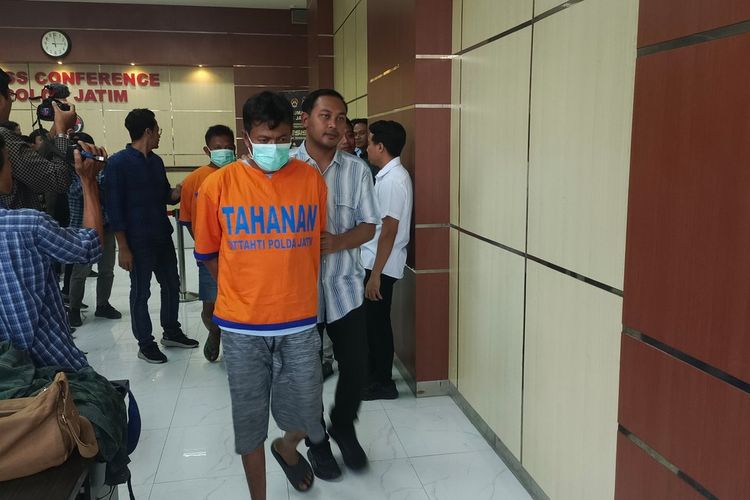 3 tersangka pengeroyokan simpatisan paslon Pilkada Sampang ditahan di Polda Jatim.