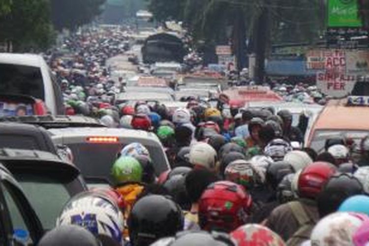 Kemacetan di kawasan Pondok Gede, Jakarta Timur, Selasa (25/2/2014).
