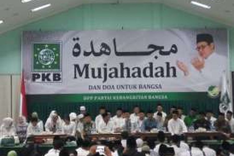 Ketua Umum PKB Muhaimin Iskandar (tengah) memimpin kegiatan mujahadah dan doa untuk bangsa di Kantor DPP PKB, Rabu (5/10/2016) malam. Kegiatan ini sekaligus untuk mendoakan pasangan Agus Harimurti Yudhoyono-Sylviana Murni yang akan maju di Pilkada DKI Jakarta 2017.