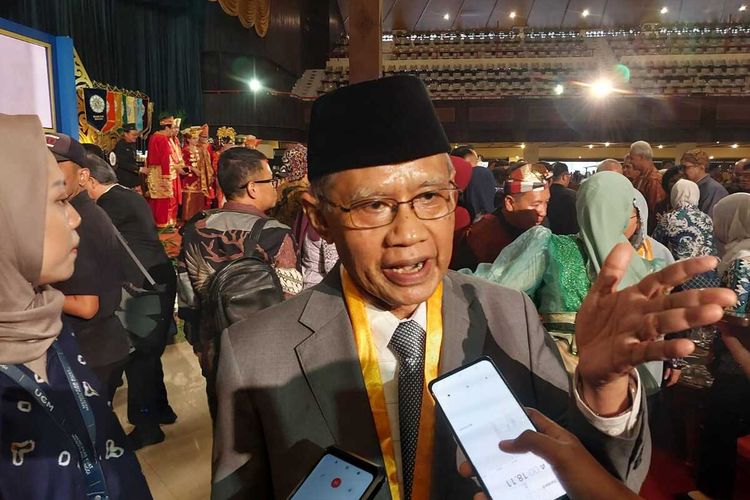 Ketua Umum Pimpinan Pusat (PP) Muhammadiyah Prof Haedar Nashir saat menemui wartawan usai menerima anugerah Hamengku Buwono IX Award 2024 dari UGM. Penganugerahan ini diberikan dalam rapat terbuka peringatan Lustrum XV dan Dies Natalis ke -75 Universitas Gadjah Mada (UGM), Kamis (19/12/2024).