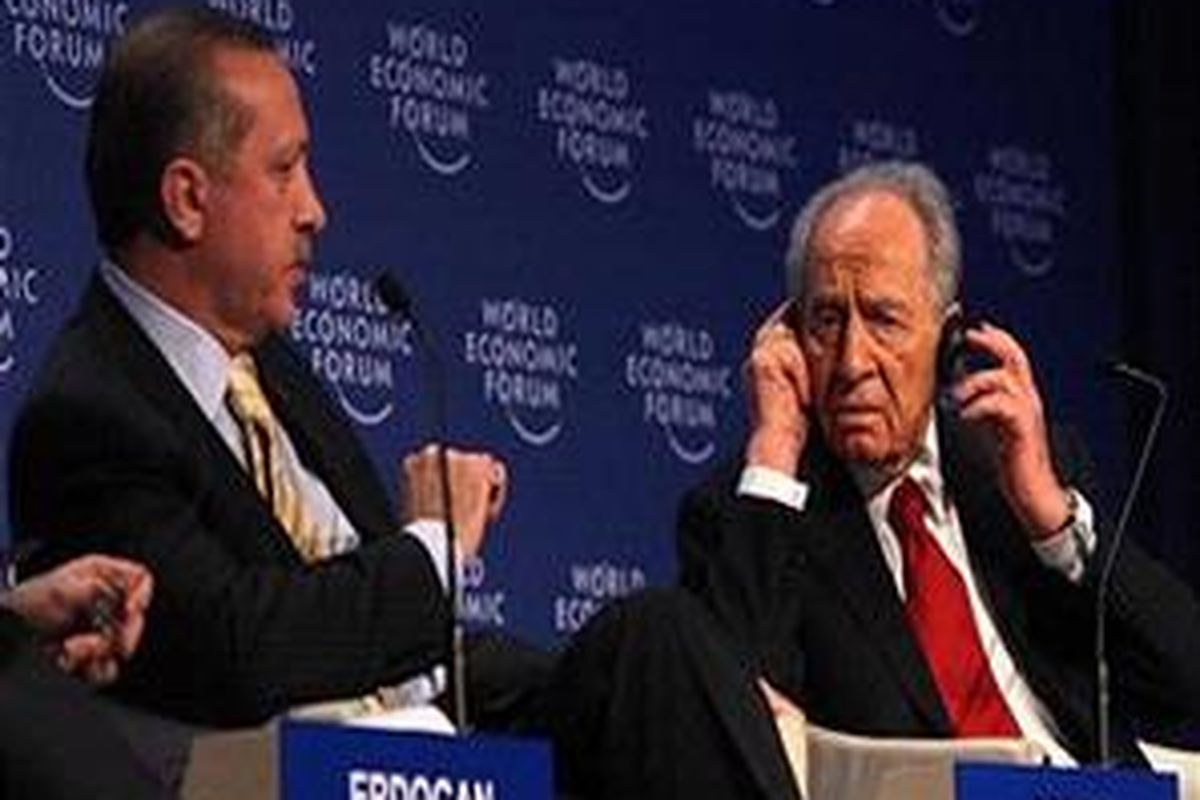 Presiden Israel Shimon Peres (kanan) mendengarkan tanggapan Perdana Menteri Turki Recep Tayyip Erdogan setelah menyampaikan pembelaan terhadap operasi militer Israel di Jalur Gaza pada hari kedua Forum Ekonomi Dunia di Davos, 29 Januari 2009 