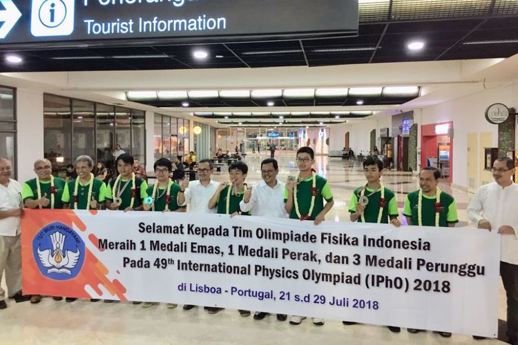 Tim Olimpiade Fisika Indonesia raih medali dalam Olimpiade Fisika Dunia di Lisboa Portugal (21-29/7/2018)