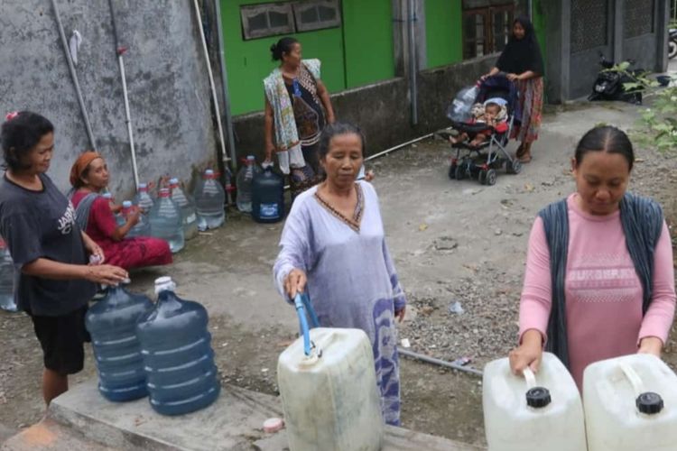 Warga Jabungan, Kota Semarang, Jawa Tengah antre mendapatkan air bersih dari pemerintah