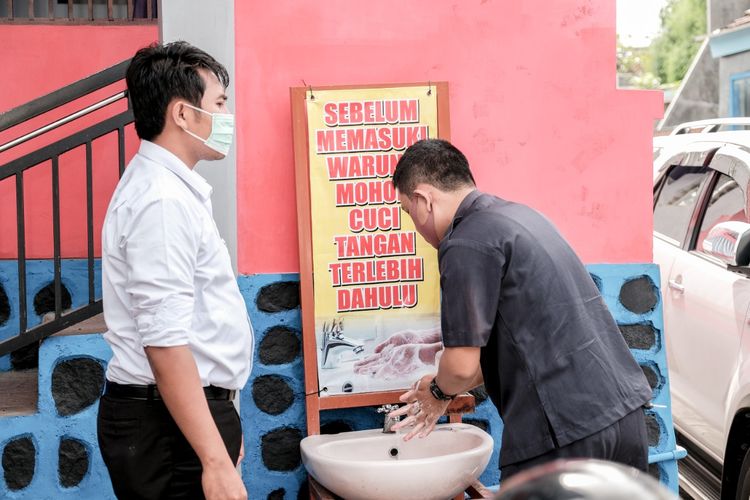 Pelanggan diwajibkan cuci tangan sebelum masuk area Nasi Tempong Mbok Wah. 