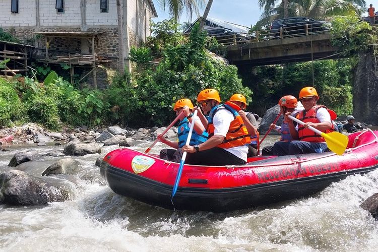 Sekretaris Daerah Kota Tasikmalaya, Jawa Barat, Ivan Dicksan, sedang menjajal jalur arung jeram Sungai Ciwulan di wilayah Kota Tasikmalaya untuk perhelatan even olahraga air Nasional di wilayahnya, Jumat (17/3/2023).