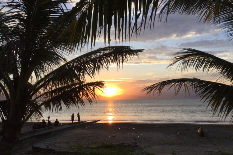 Senja di sore hari, saat menjemput perjalanan pulang dari PLBN Skouw, perbatasan Indonesia dan Papua Nugini, menuju Kota Jayapura, Papua, Selasa (15/8/2023).