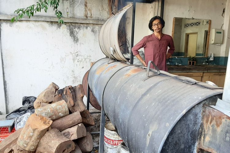 Tong Smoker tempat memasak olahan daging asap yanh dibakar menggunakan kayu.