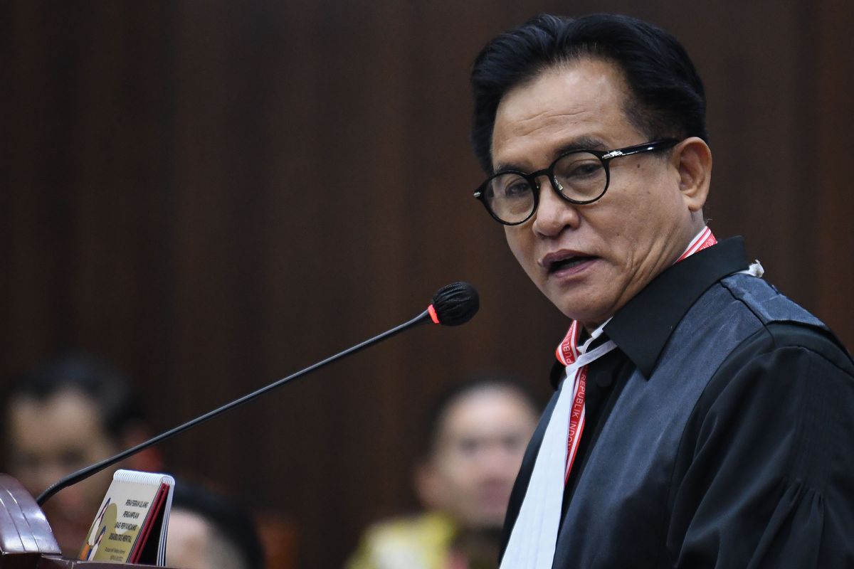 Ketua tim pembela pasangan capres-cawapres nomor urut 02 Prabowo Subianto-Gibran Rakabuming Raka, Yusril Ihza Mahendra menyampaikan tanggapan atas gugatan terhadap kliennya saat sidang lanjutan sengketa hasil Pemilihan Presiden (Pilpres) 2024 di Mahkamah Konstitusi (MK), Jakarta, Kamis (28/3/2024). Tim kuasa hukum Prabowo-Gibran membantah seluruh tuduhan dalam gugatan paslon nomor urut 01 dan 03, termasuk anggapan yang menyebut terdapat intervensi Presiden Joko Widodo dan jajaran pemerintah untuk memenangkan mereka. ANTARA FOTO/Aditya Pradana Putra/aww.
