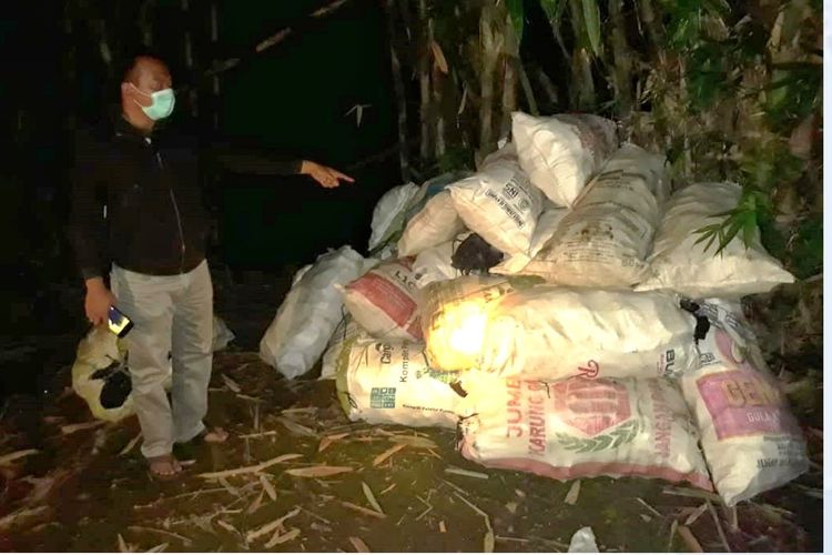 Petugas dari Kepolisian Sektor Purbalingga menemukan tumpukan limbah medis dalam karung yang disembunyikan di kebun belakang rumah tersangka Hadi Turipno (57) warga RT 001 RW 002, Kelurahan Bojong, Kecamatan Purbalingga, Jawa Tengah.