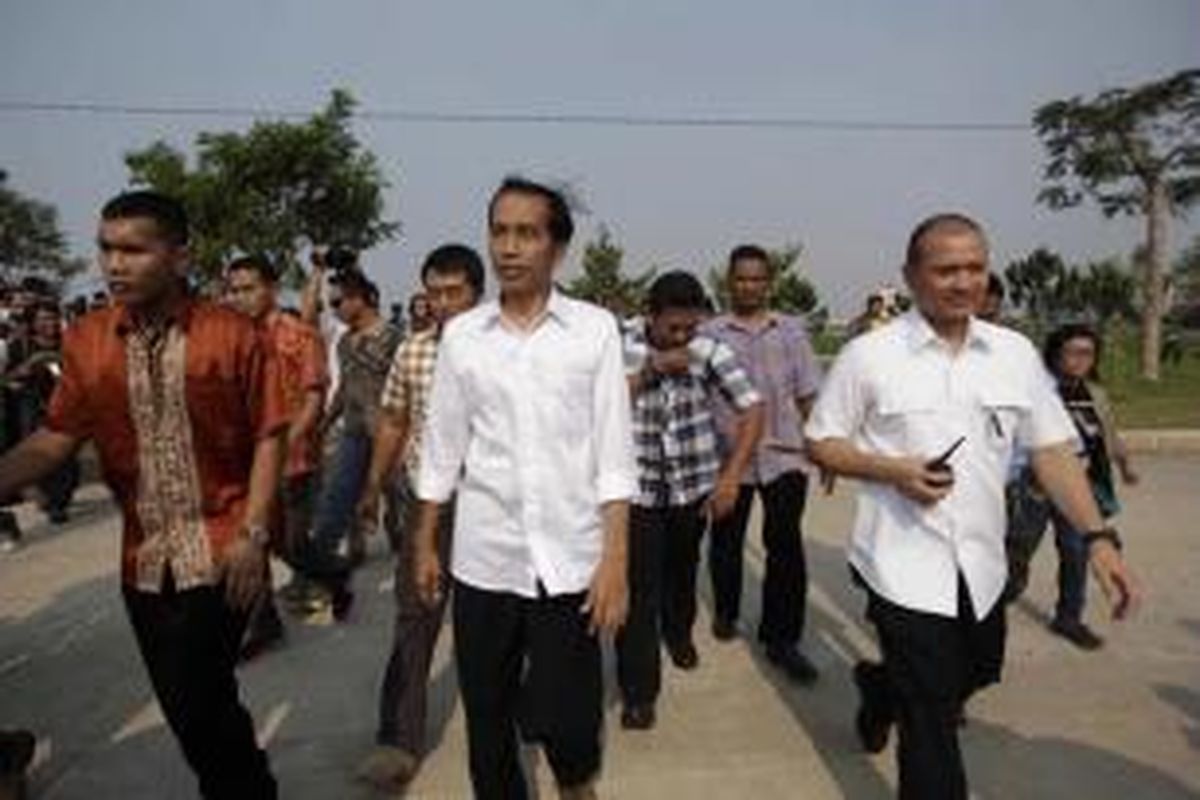 Calon presiden Joko Widodo (Jokowi) mengisi waktu jelang pengumuman rekapitulasi suara Pilpres 2014 dengan berkunjung ke Waduk Pluit, Jakarta Utara, Selasa (22/7/2014) sore.
