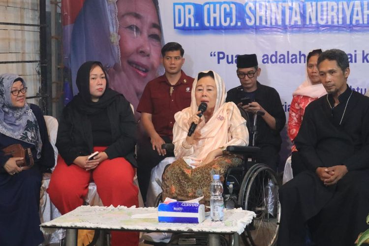 Istri almarhum KH Abdurrahman Wahid (Gus Dur), Shinta Nuriyah Wahid, menghadiri acara buka puasa bersama dengan kelompok marginal di Kabupaten Jombang, Jawa Timur, Sabtu (23/3/2024).