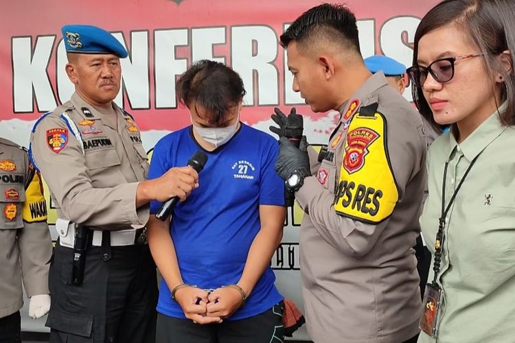 Kapolres Cirebon Kota AKBP Ariek Indra Sentanu, bersama jajaran mengungkap kasus pemalsuan uang, di Mapolres Cirebon Kota Jawa Barat, Selasa (14/2/2023).