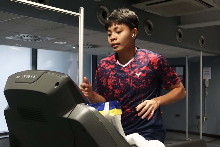 Pebulu tangkis ganda putri Indonesia, Apriyani Rahayu, berlatih menggunakan fasilitas gym di Hotel Crowne Plaza Birmingham City Centre untuk menghadapi All England 2021.