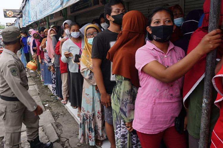 Warga mengantre beli minyak goreng dalam operasi pasar minyak goreng dan gula pasir di Wonodadi, Blitar, Jawa Timur, Kamis (10/2/2022). Operasi pasar minyak goreng murah Rp 13 ribu per liter sesuai harga eceran tertinggi (HET) pemerintah itu digelar untuk memenuhi kebutuhan masyarakat akan komoditas minyak goreng yang semakin langka dan harga yang terus melambung hingga di atas Rp 20 ribu per liter.