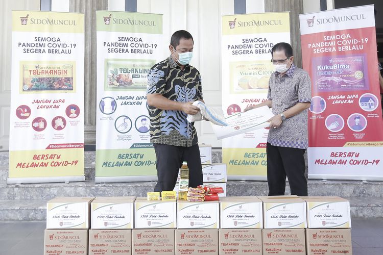 Wali kota Semarang, Hendrar Prihadi menerima penambahan bantuan untuk masyarakat terdampak Covid-19 dari sekor swasta, Selasa (05/05/2020).