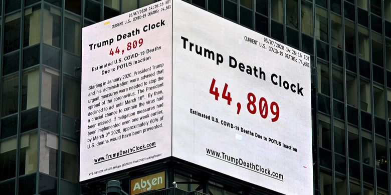 Sebuah papan iklan yang didirikan di atas New York Times Square, New York, Amerika Serikat (AS), pada 8 Mei 2020 diberi nama Jam Kematian Trump. Si pencipta menerangkan papan itu merupakan pengingat akan lambatnya pemerintahan Presiden Donald Trump merespons wabah virus corona.