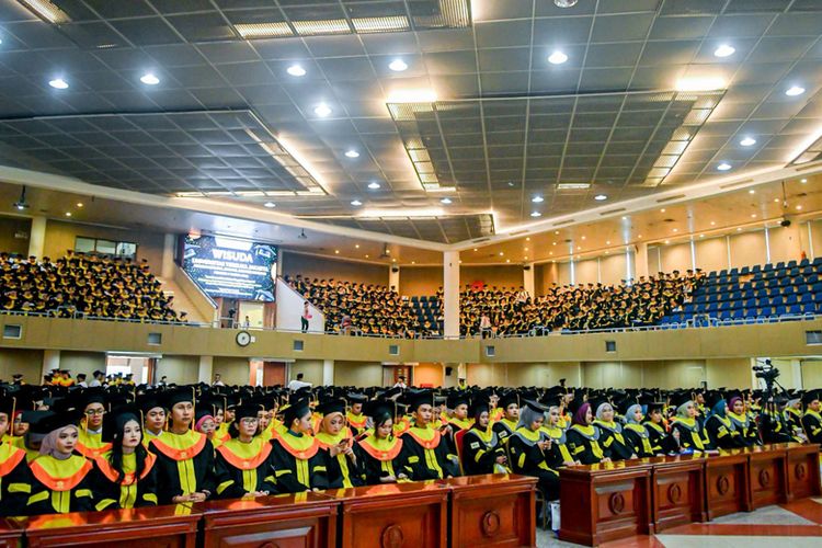 Total, ada 1.383 wisudawan dan wisudawati program Diploma, Sarjana, dan Pascasarjana dari berbagai jurusan yang mengikuti wisuda periode kedua Tahun 2025 UT Jakarta, Minggu (28/9/2025).