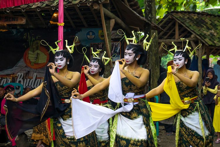 Tari Srimpi Blonyo dari ISI Surakarta pada peringatan Hari Purbakala Nasional ke-109 di Desa Manyarejo, Sragen.