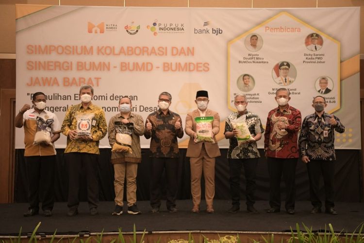 Gubernur Jawa Barat Ridwan Kamil membuka Simposium Kolaborasi dan Sinergi BUMN, BUMD, BUMDes Jabar di Hotel Preanger, Kota Bandung, Jumat (26/11/2021).
