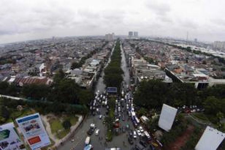 Banjir menggenangi kawasan permukiman dan perekonomian di Kelapa Gading, Jakarta Utara, Selasa (10/2/2015). Jakarta menghadapi masalah penurunan muka tanah. Kondisi itu diperparah oleh semakin minimnya daerah resapan air yang diganti dengan hunian dan gedung-gedung pencakar langit.