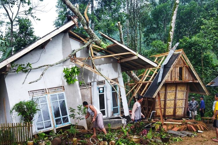 Sebuah rumah dan lumbung padi yang rusak terdampak hujan deras disertai angin kencang di Cisolok, Sukabumi, Jawa Barat, Senin (31/1/2022).
