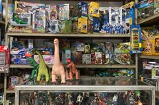 Anak-anak Belanjakan THR ke Toko Mainan, Pedagang Pasar Gembrong Raup Jutaan Rupiah