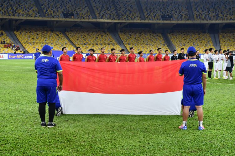 Para pemain Timnas U-16 Indonesia dan Vietnam menyanyikan lagu kebangsaan jelang pertandingan Grup C Piala Asia U-16 2018 di Stadion Bukit Jalil, 24 September 2018. 