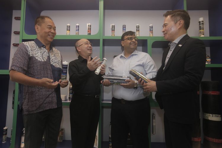 PT Boston Tigamitra Konstruksi resmi ditunjuk sebagai Distributor Nasional produk sealant Bostik di Indonesia. Kiri ke kanan: Sofyan Susilo (owner Harmonia Group/ Boston TIGAMITRA Konstruksi), Arief (owner Talenta Group), Shekar varma (Bostik Business Director India and South East Asia), Arnold De Silva (Bostik Regional SVP Pacific and South East Asia).