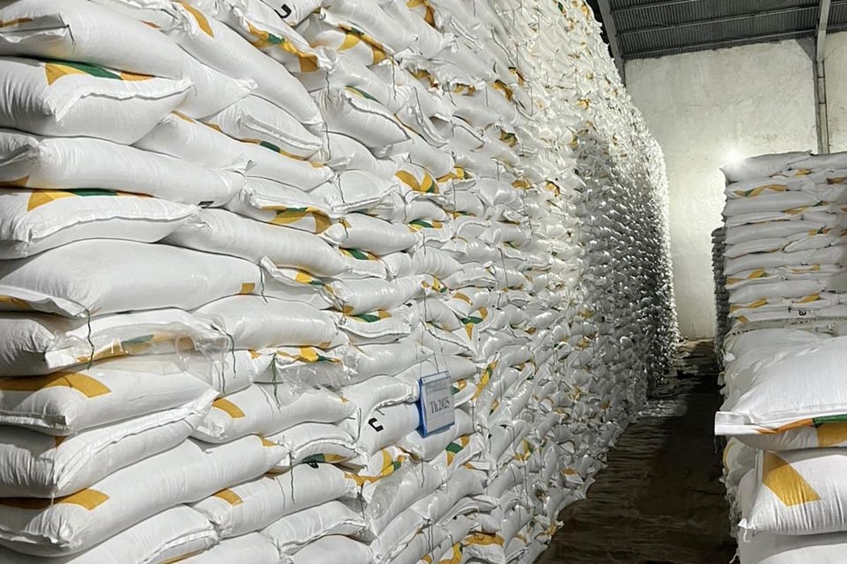 Tumpukan gula petani di gudang Pabrik Gula (PG) Semboro, Jember.