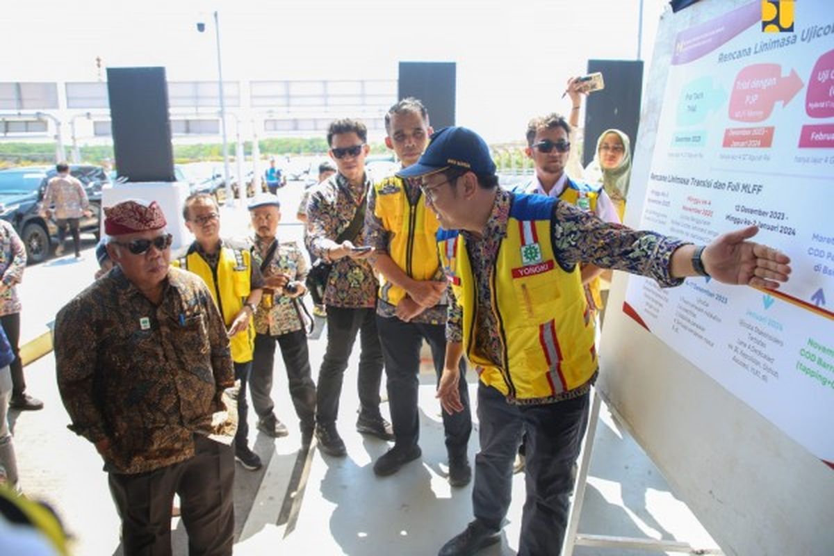 Menteri PUPR Basuki Hadimuljono pun berkesempatan meninjau simulasi penerapan MLFF di Jalan Tol Bali-Mandara pada Rabu (22/11/2023).