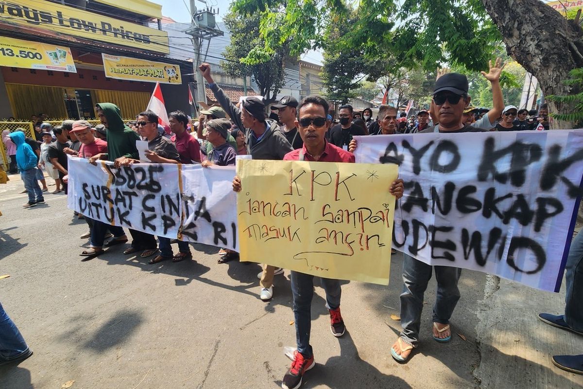 Ratusan warga Pati bersama Aliansi Masyarakat Pati Bersatu (AMPB) yang semula berkumpul di kawasan Alun-alun Pati berjalan kaki menuju Kantor Pos Pati, Senin (25/8/2025) sekitar pukul 11.00.
