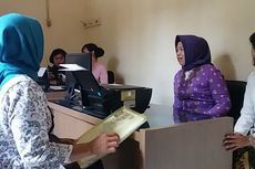 Jelang Hari Kartini, Polwan di Solo Berbusana Kebaya Layani Masyarakat