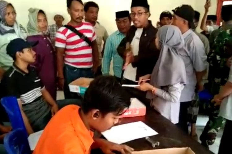 Warga Desa Jaddung penerima bansos protes ke kantor post usai tak menerima undangan, Senin (28/11/2022). 