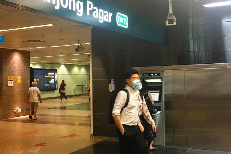 Terlihat profesional atau pekerja kantor memakai masker di stasiun MRT Tanjong Pagar, Singapura setelah jam pulang kantor, Selasa sore (31/03/2020)