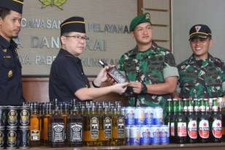 Satgas Pamtas Yonif  614/ Raja Pandhita Kabupaten Nunukan serahkan 148 botol miras ilegal ke Kantoer Bea Cukai Nunukan. Ribuan botol miras ilegal tersebut hasil operasi selama 2 bulan terakhir. 
