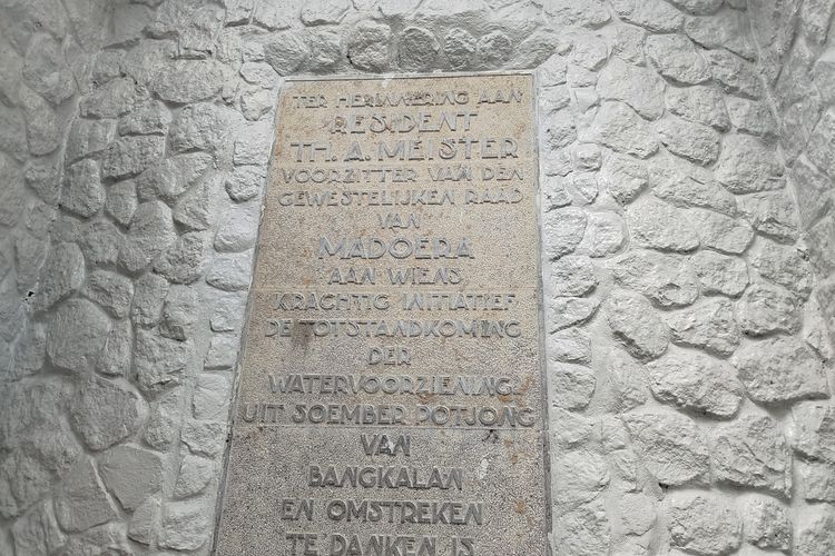 salah satu plakat dengan Bahasa Belanda yang masih menempel di dinding menara Pudam Sumber Sejahtera, Kabupaten Bangkalan, Selasa (13/5/2025). 