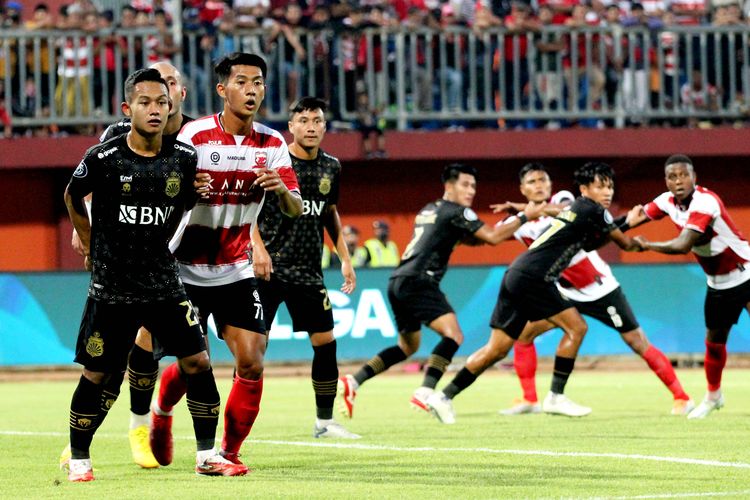 Pemain Madura United Malik Risaldi dan pemain Bhayangkara FC Sani Rizky bersiap berebut bola saat pertandingan pekan ke-9 Liga 1 2022-2023 melawan yang berakhir dengan skor 1-0 di Stadion Gelora Ratu Pamelingan Pamekasan, Kamis (8/9/2022) sore.