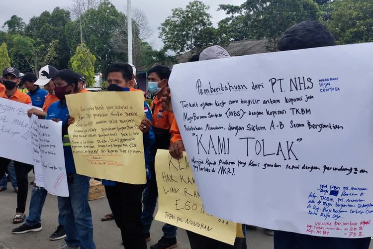 Aksi demo buruh dan mandor koperasi TKBM Tunon Taka Nunukan Kaltara di depan Kantor KSOP Nunukan, Sabtu (12/6/2021). Para buruh menuding KSOP melakukan pembiaran dengan adanya buruh selain TKBM melakukan bongkar muat batu bara