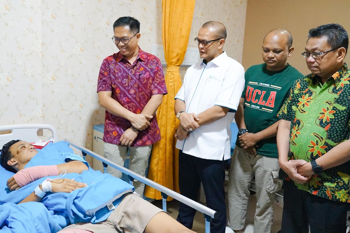 Direktur Human Capital dan Umum BPJS Ketenagakerjaan Harjono Siswanto bersama rombongan saat menjenguk Affandi Naufal di RS Polri Kramat Jati, Jakarta Timur.