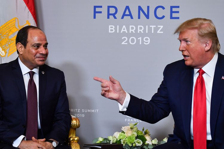 Presiden Mesir sekaligus Ketua Uni Afrika Abdel Fattah al-Sisi bersama Presiden Amerika Serikat (AS) Donald Trump dalam pertemuan bilateral di sela KTT G7 di Biarritz, Perancis, pada 26 Agustus 2019.