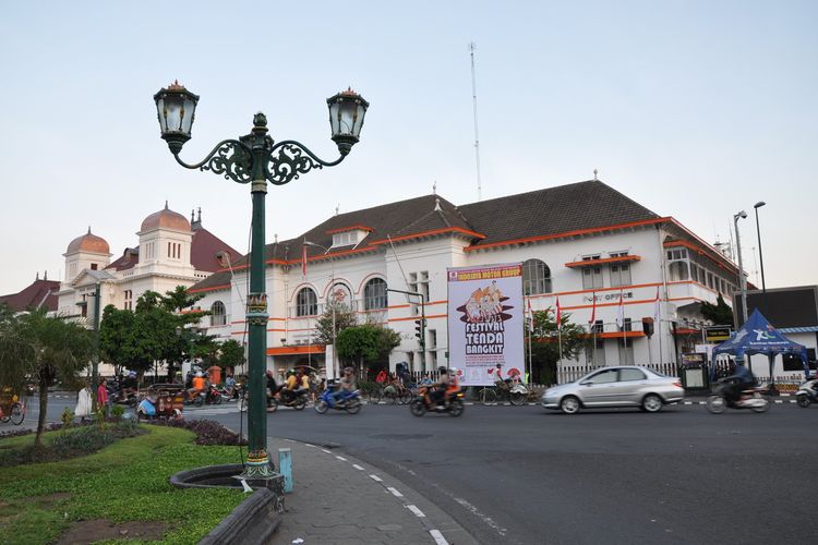 Kantor Pos Besar Yogyakarta yang berada di kawasan titik nol kilometer.
