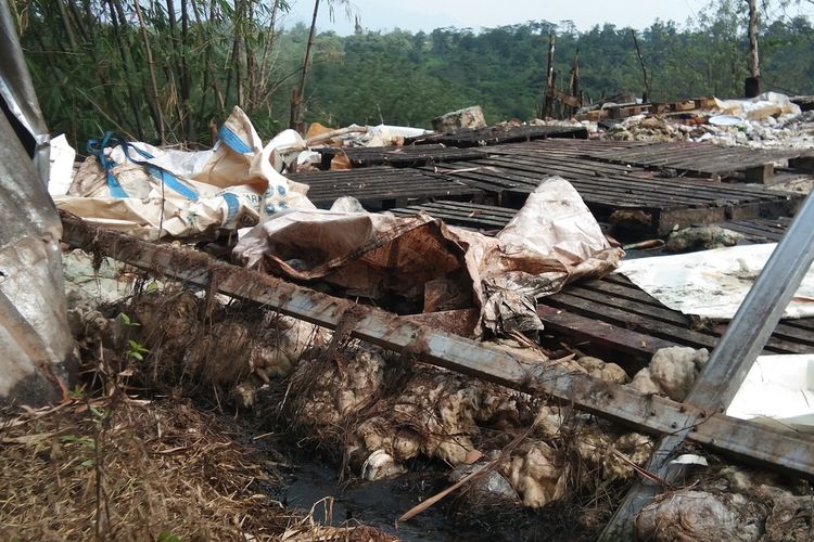 Lokasi dumping limbah B3 tak sesuai aturan di Desa Parungmulya, Kecamatan Ciampel, Kabupaten Karawang, Jawa Barat.